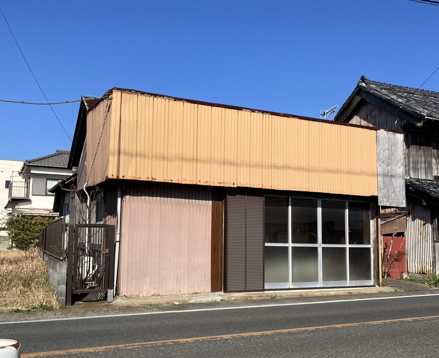 県道沿いの昭和レトロな元店舗付き住宅。雨漏りありの再生素材物件。