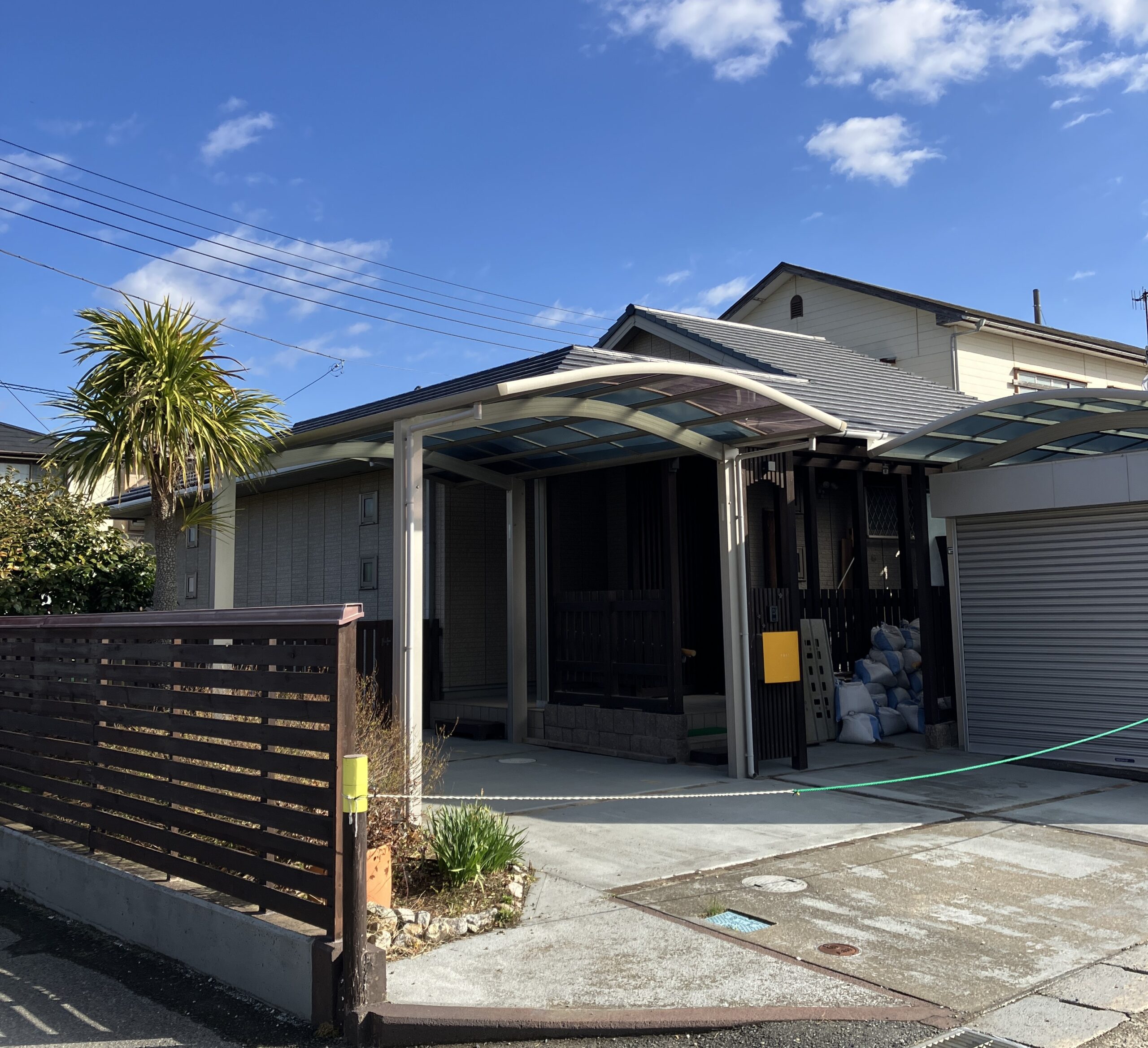 中庭のあるリゾート風戸建!2階には中庭を見下ろせる小部屋、キッチンにはパントリー付き!