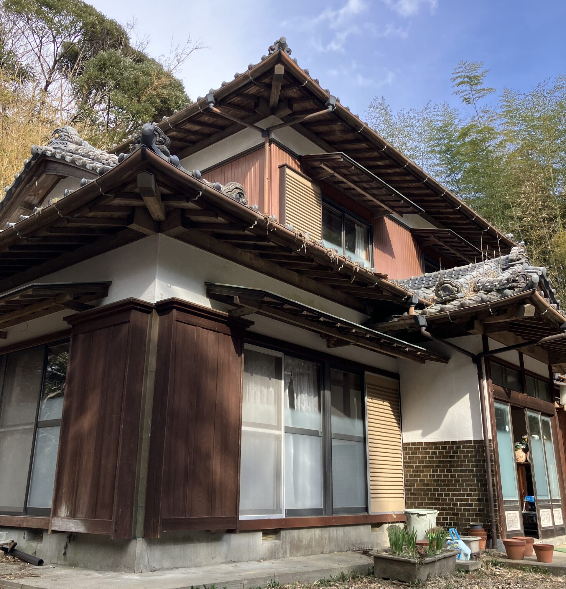 時を刻んだ明治の長屋門。庭先には趣ある蔵。日本の原風景がここに。