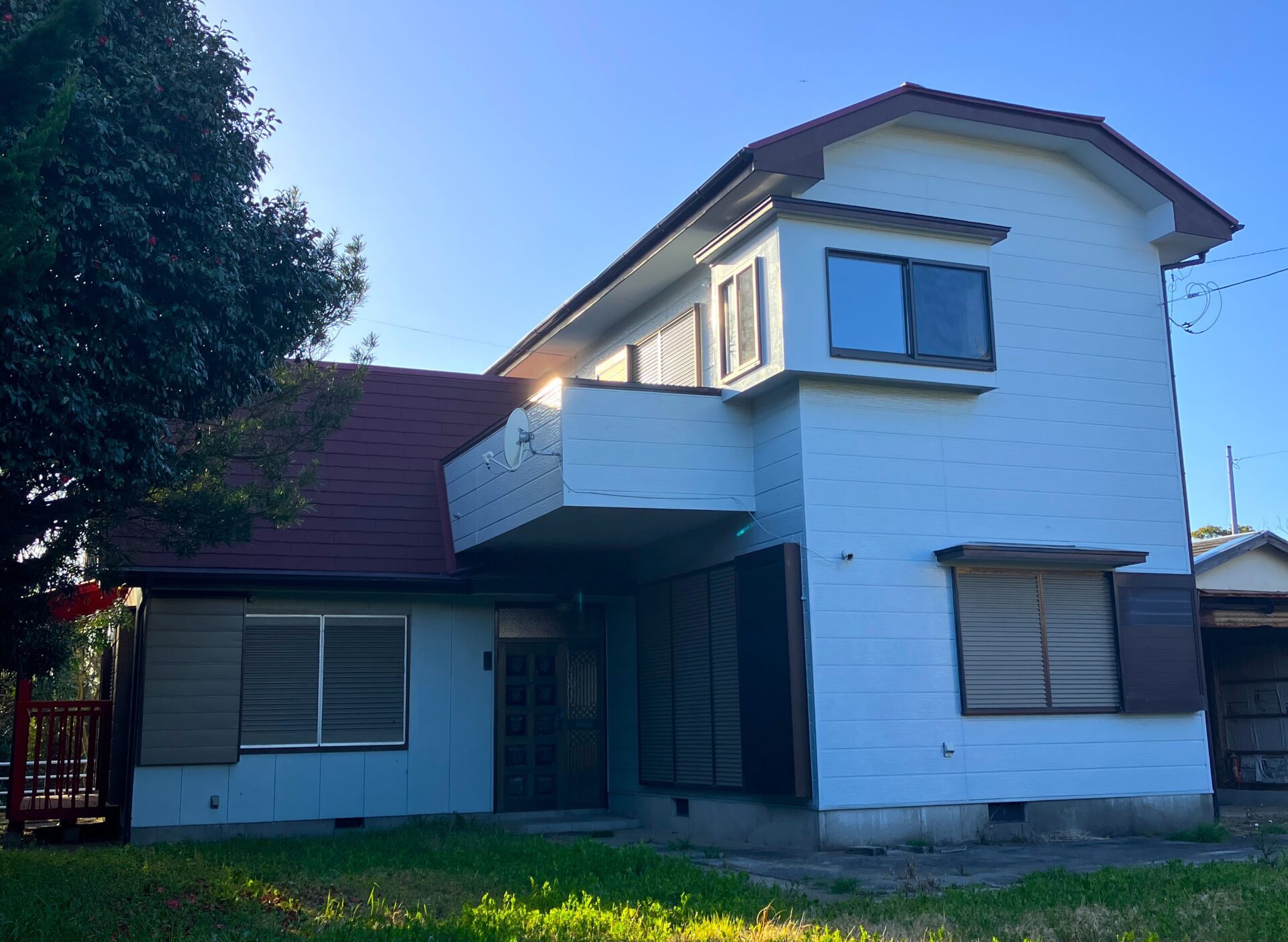 見物海岸徒歩6分、庭付き5DK! 赤い屋根と白い壁が印象的な海近住宅。