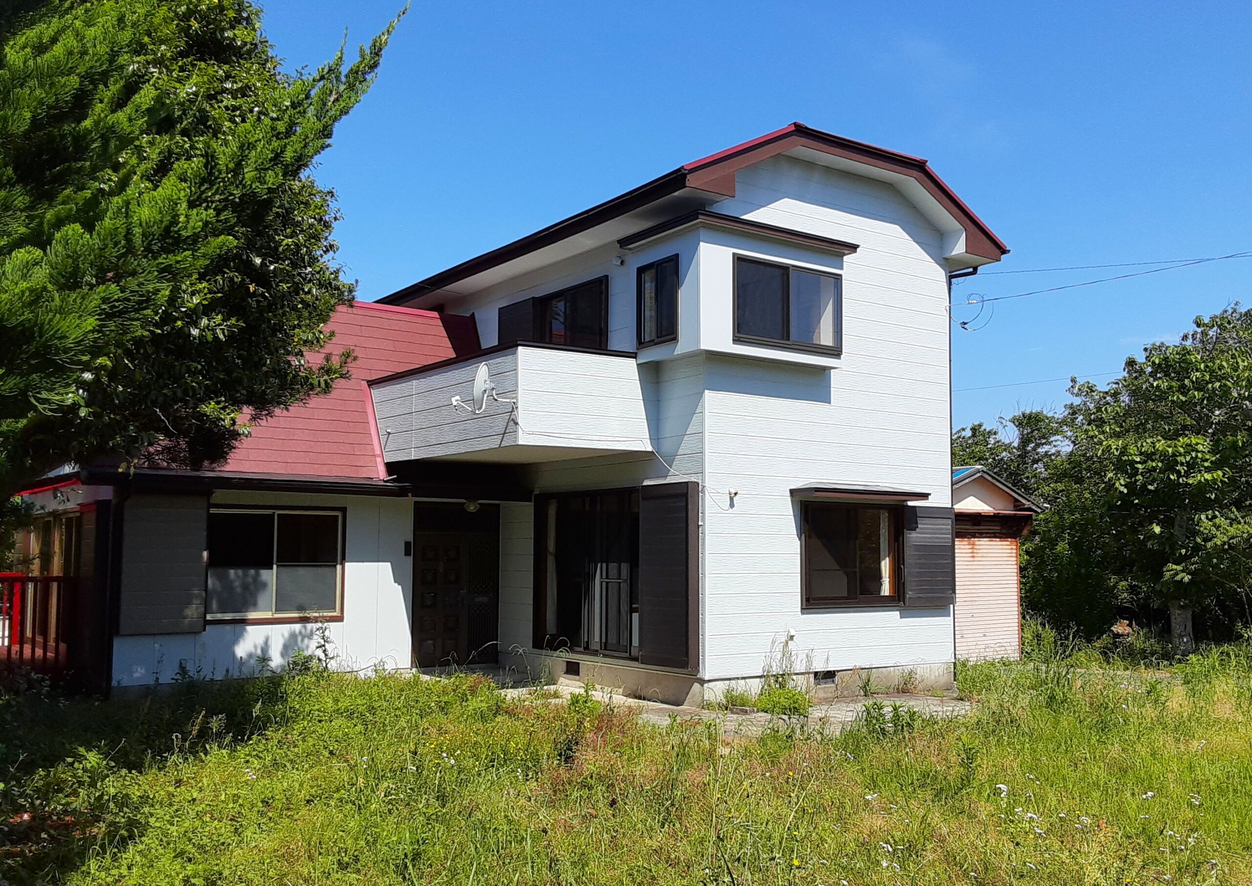 見物海岸徒歩６分、庭付き５ＤＫ！　赤い屋根と白い壁が印象的な海近住宅。