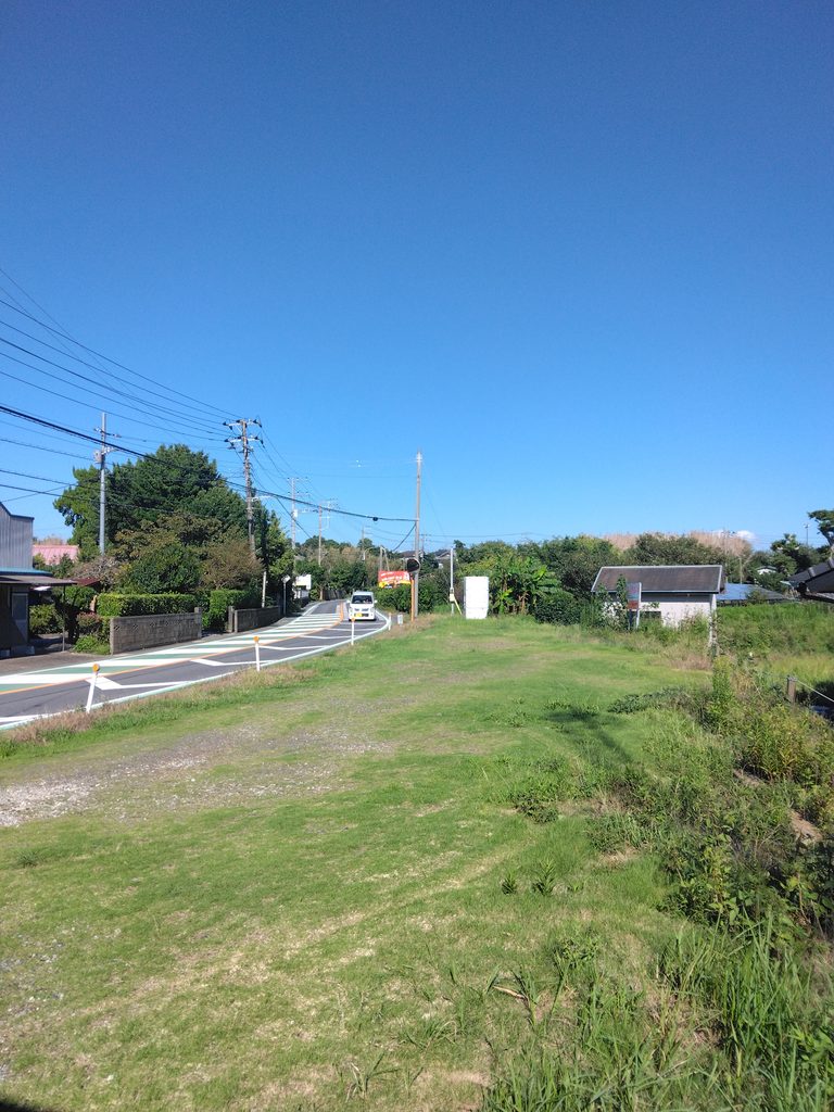 西側から見た土地